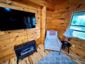 Ferienhütte, 3 Schlafzimmer, Klimaanlage | Wohnbereich | 50-Zoll-Smart-TV mit Kabelempfang, Streaming-Dienste