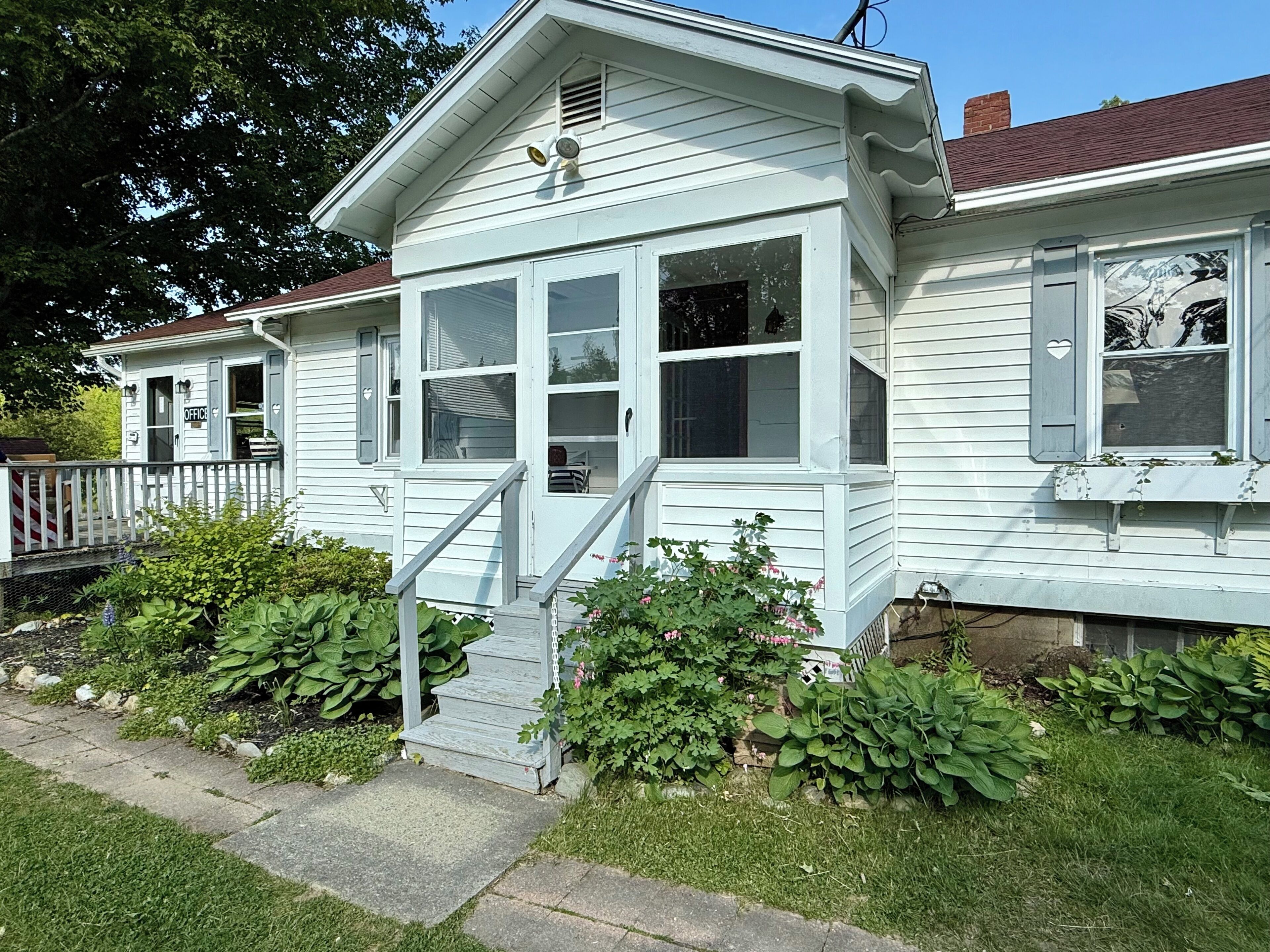 Perusbungalow, lemmikit sallittu | Yksilöllisesti kalustettu, kannettavalle tietokoneelle sopiva työtila