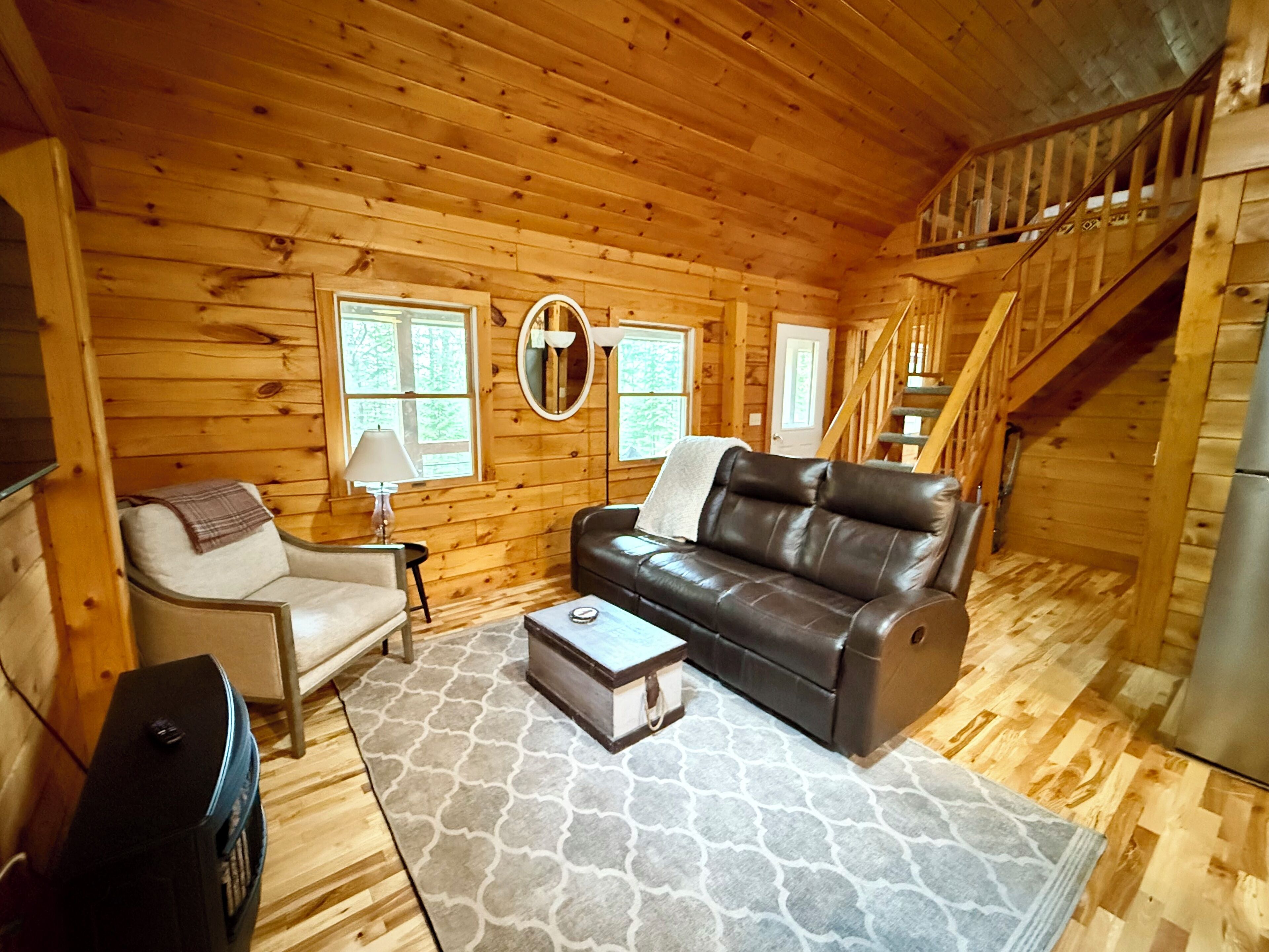 Traditional Cabin, 3 Bedrooms, Air conditioning | Living room | 50-inch Smart TV with cable channels, streaming services