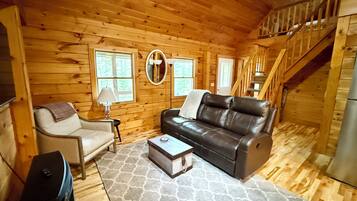 Traditional Cabin, 3 Bedrooms, Air conditioning | Living room | 50-inch Smart TV with cable channels, streaming services