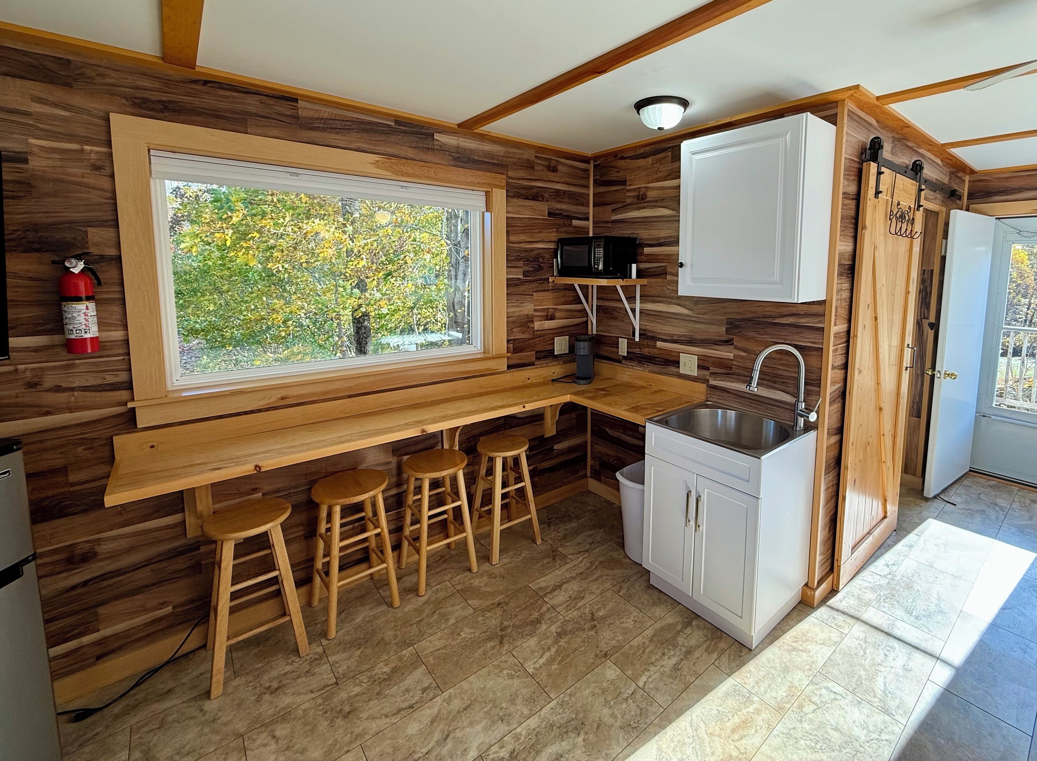 Double Room, 2 Queen Beds, Refrigerator & Microwave, Partial Lake View | Microwave