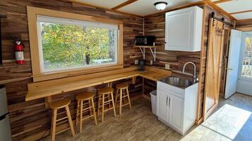 Double Room, 2 Queen Beds, Refrigerator & Microwave, Partial Lake View | Microwave