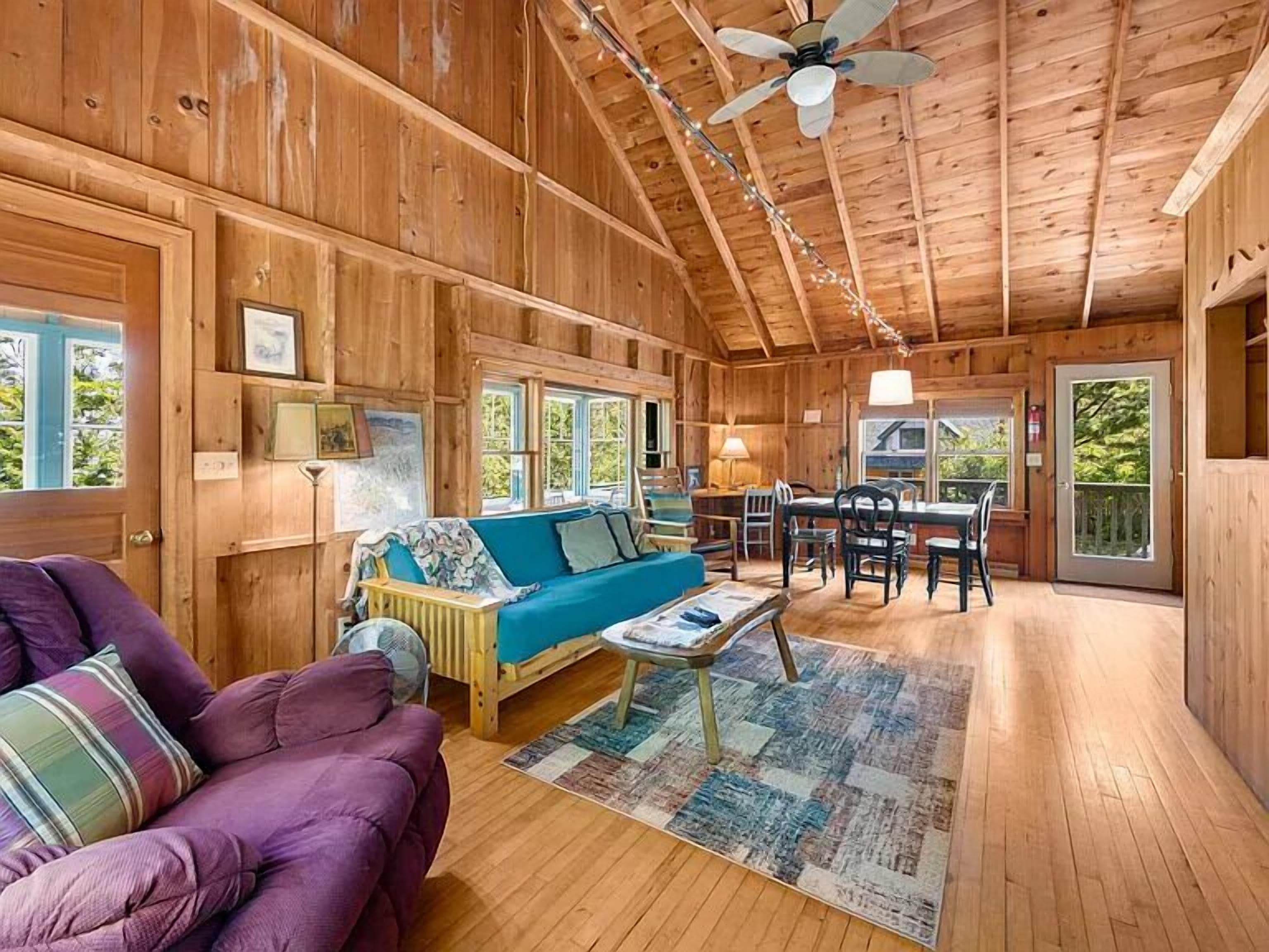 Traditional Cabin, 3 Bedrooms, Oceanfront | Living area