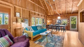Traditional Cabin, 3 Bedrooms, Oceanfront | Living area