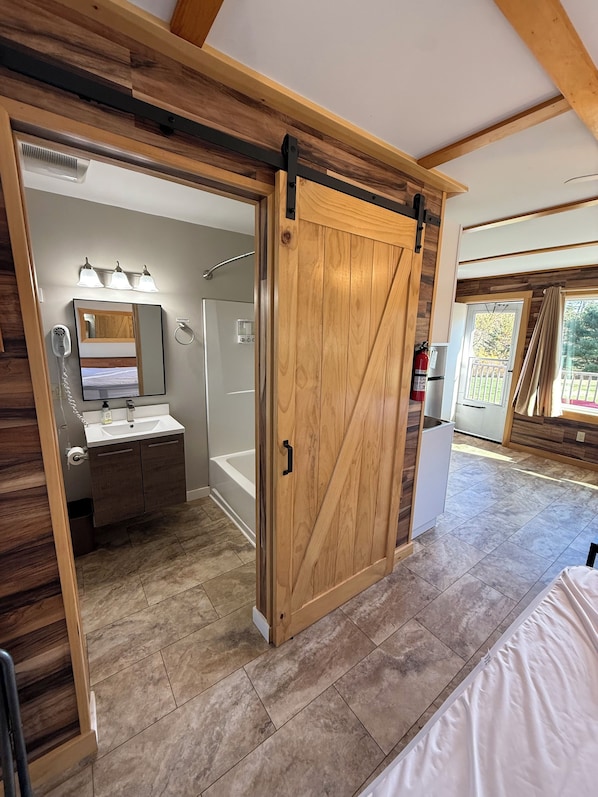 Phòng Suite Tiêu chuẩn, nhiều giường, tủ lạnh & lò vi sóng, quang cảnh công viên | Phòng tắm | Đồ dùng nhà tắm miễn phí, máy sấy tóc, khăn tắm, xà phòng