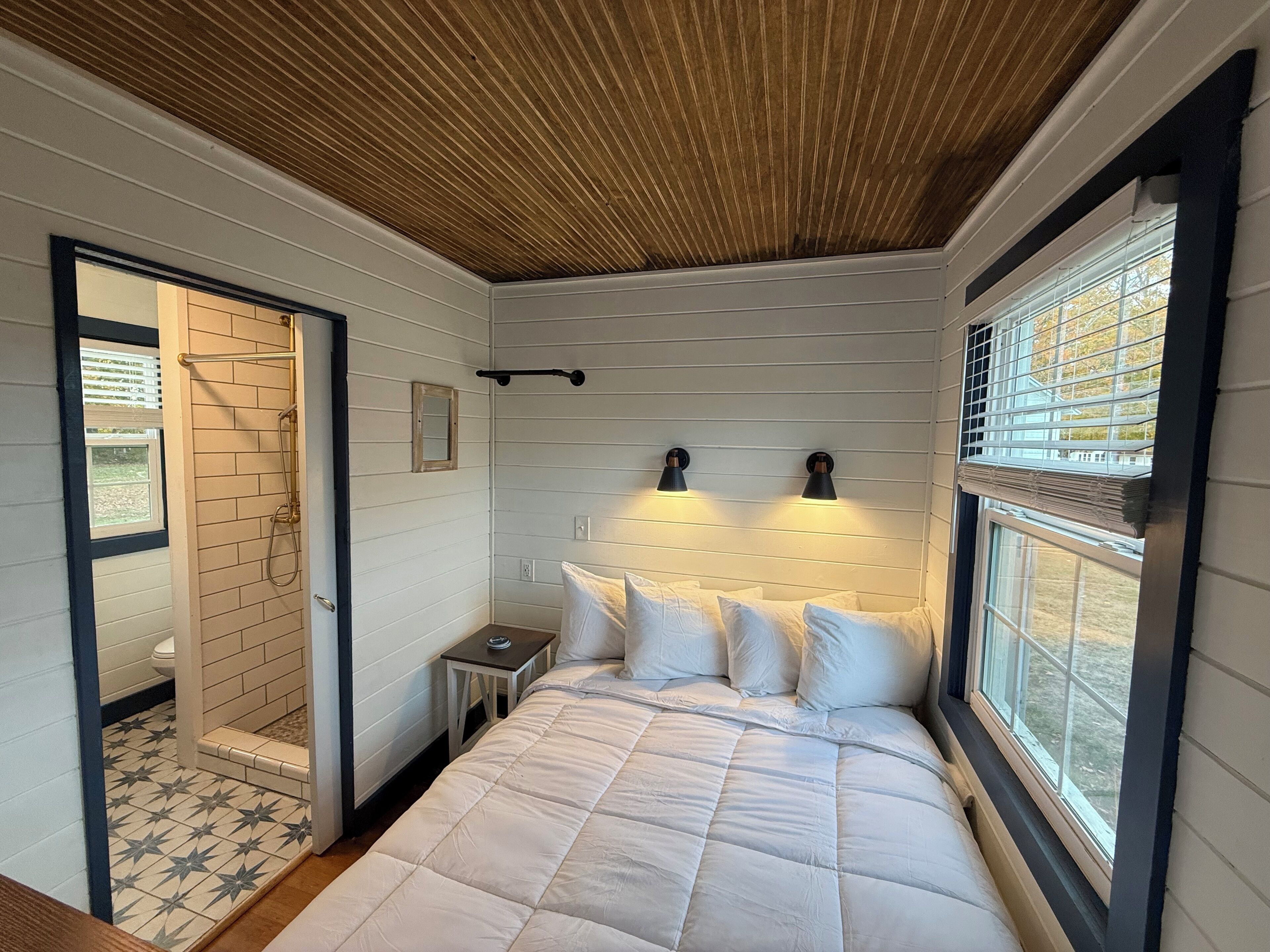 Estudio de lujo, varias camas, chimenea, vistas al lago | Mobiliario individual y espacio para trabajar con un portátil