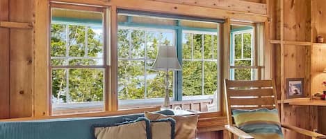 Cabane Tradition, 3 chambres, en front de mer | Coin séjour | TV connectée de 50 pouces avec chaînes par câble, services de streaming