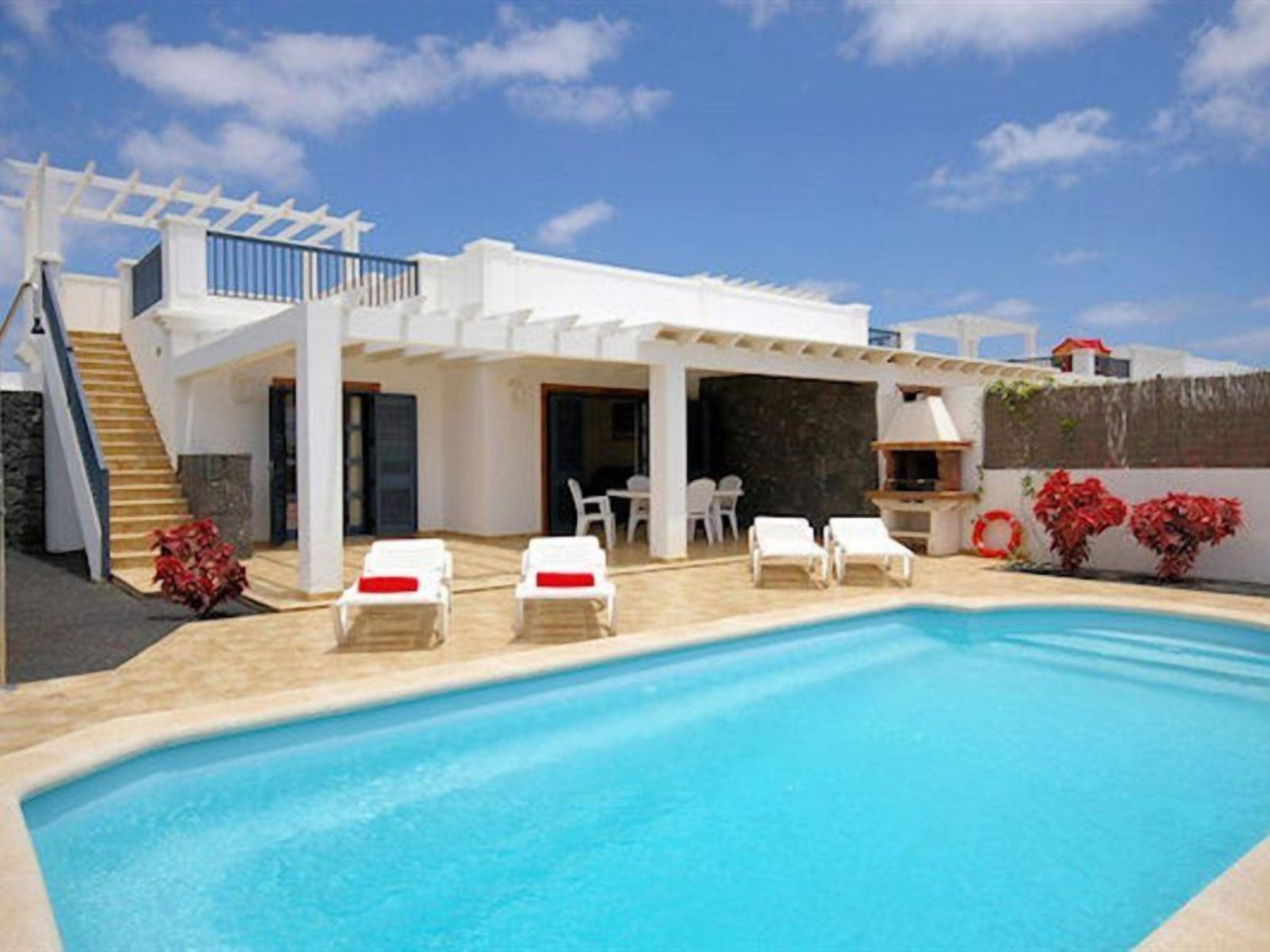 8 outdoor pools, sun loungers