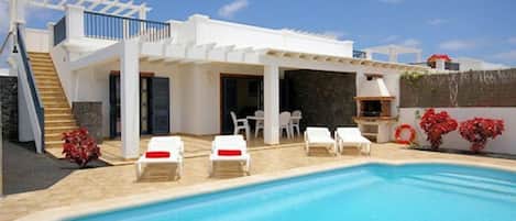 8 outdoor pools, sun loungers