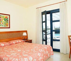 1 habitación, caja de seguridad en la habitación y escritorio 