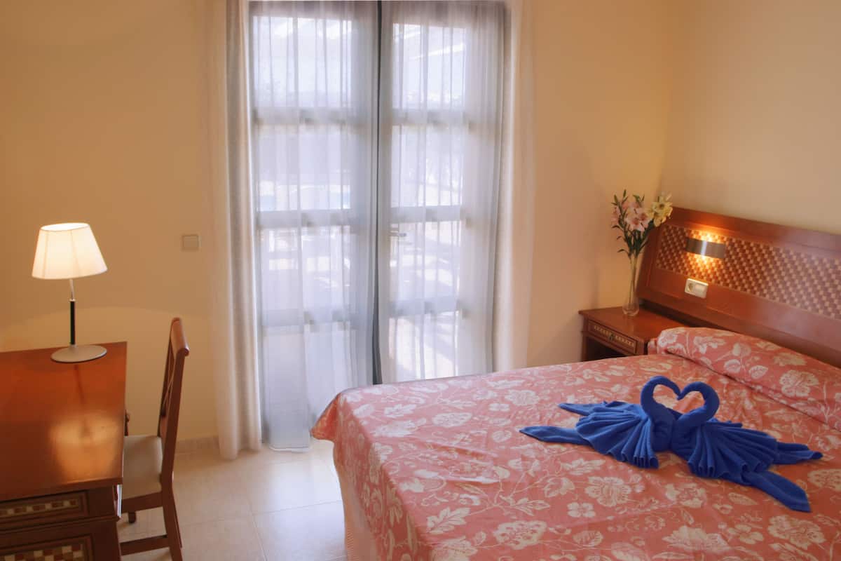 1 bedroom, in-room safe, desk, iron/ironing board