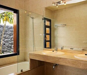 Rainfall showerhead, free toiletries, hair dryer - Villas Susaeta (Yaiza)