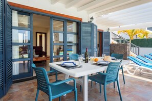 8 albercas al aire libre y camastros 