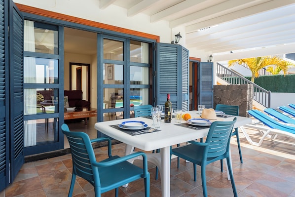 8 outdoor pools, pool loungers