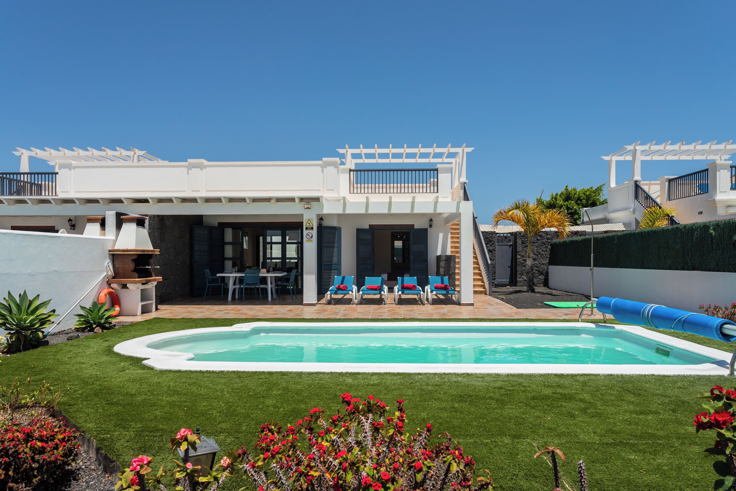 8 piscinas al aire libre, tumbonas