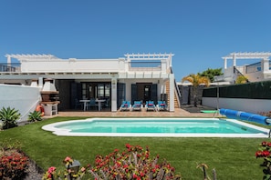 8 outdoor pools, pool loungers