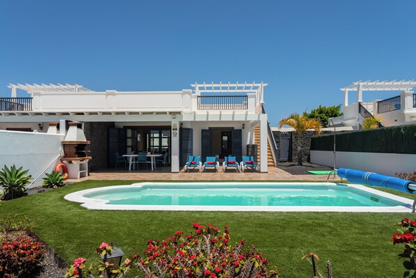 8 albercas al aire libre y camastros 