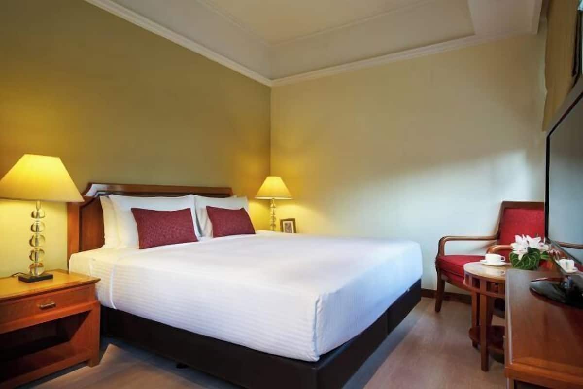 Down duvets, in-room safe, desk, iron/ironing board