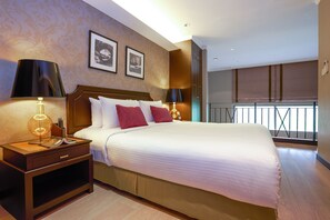 Down comforters, in-room safe, desk, iron/ironing board - Orchard Parksuites (Singapore)