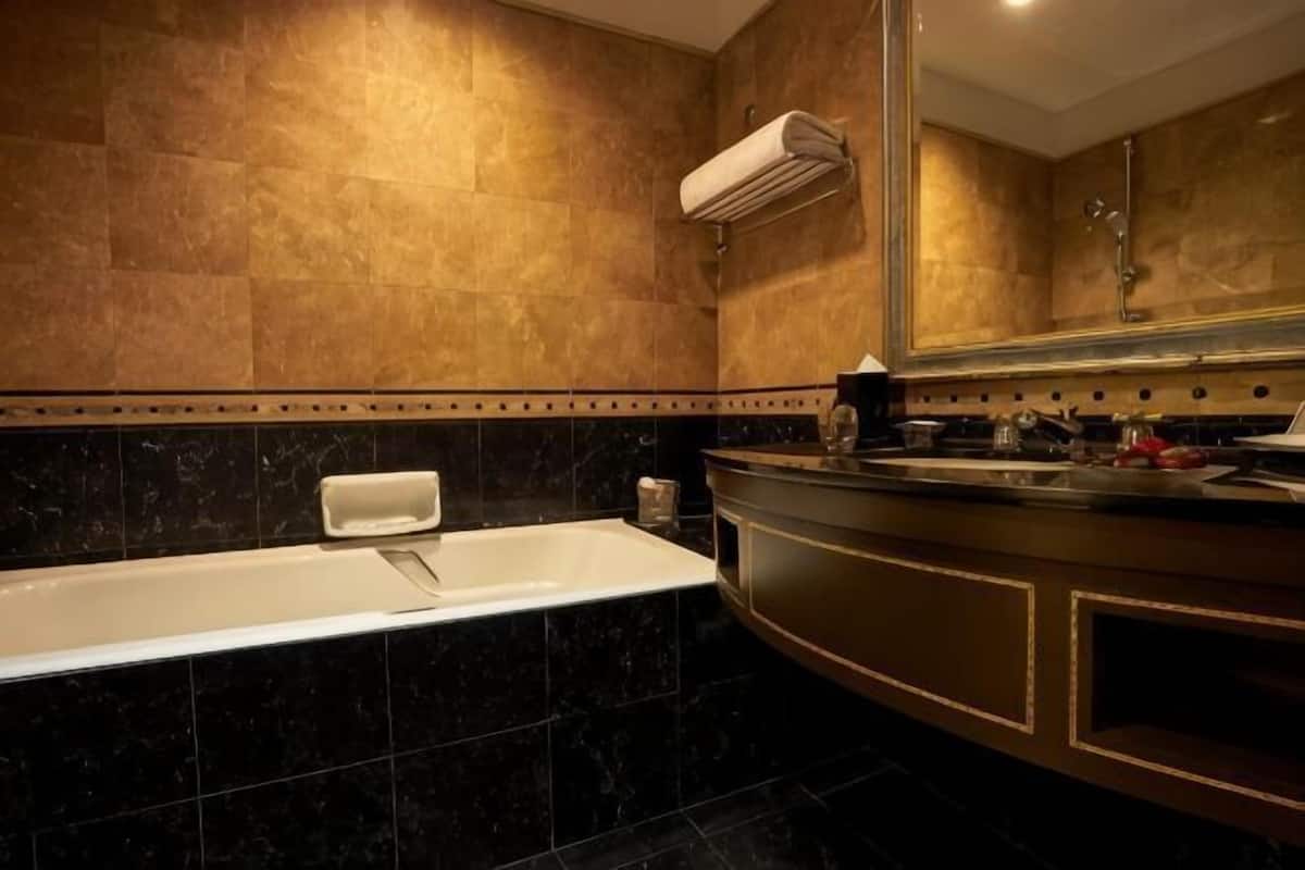 Bathroom | Separate tub and shower, free toiletries, hair dryer, slippers