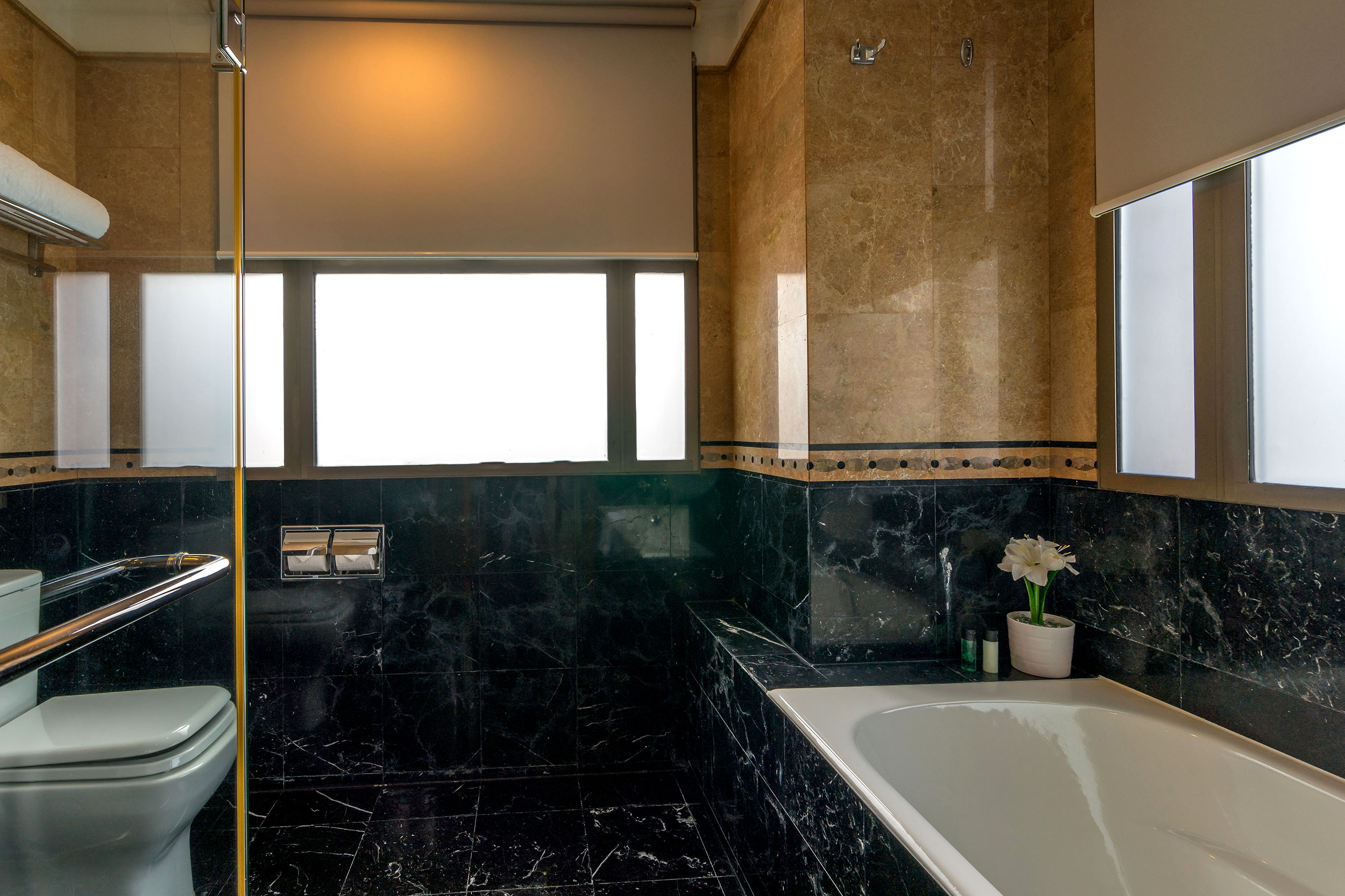 deluxe apartment, 2 bedrooms | bathroom | separate bathtub and shower, free toiletries, hair dryer, slippers