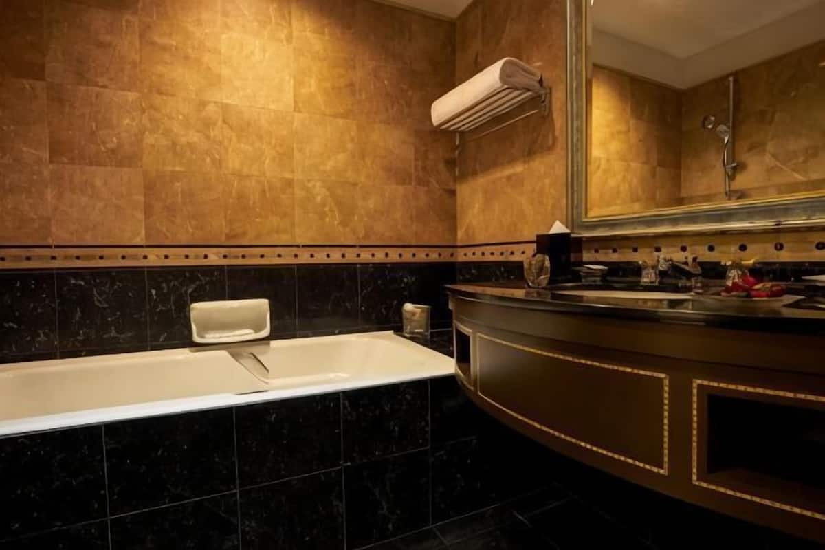 Bathroom | Separate tub and shower, free toiletries, hair dryer, slippers