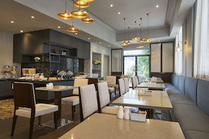 Breakfast area - Adina Serviced Apartments Singapore Orchard (Singapore)