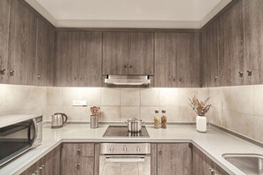 Suite, 3 chambres (Breakfast on weekdays only except P.H) | Cuisine privée | Réfrigérateur grande capacité avec congélateur, four à micro-ondes