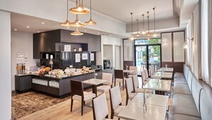 Ein moderner Essbereich mit Buffet, Sitzmöglichkeiten und Pendelleuchten.