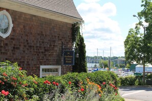 Exterior detail - Harbour House (Niagara-on-the-Lake)