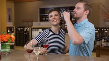 Un espace bar avec des verres et des bouteilles de vin.