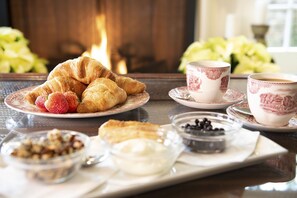 Free daily continental breakfast  - Harbour House (Niagara-on-the-Lake)