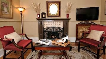 The Victorian Suite 20, 1 King Bed | Living area