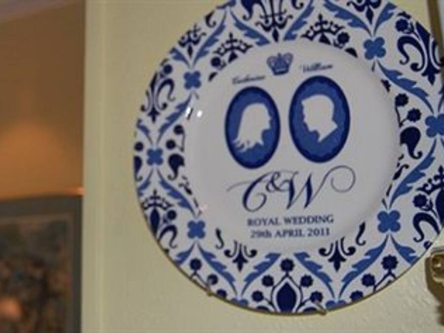Um prato decorativo com a inscrição 'Royal Wedding 29 de abril de 2011'.