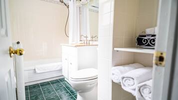 Een badkamer met toilet, douche en wastafel.