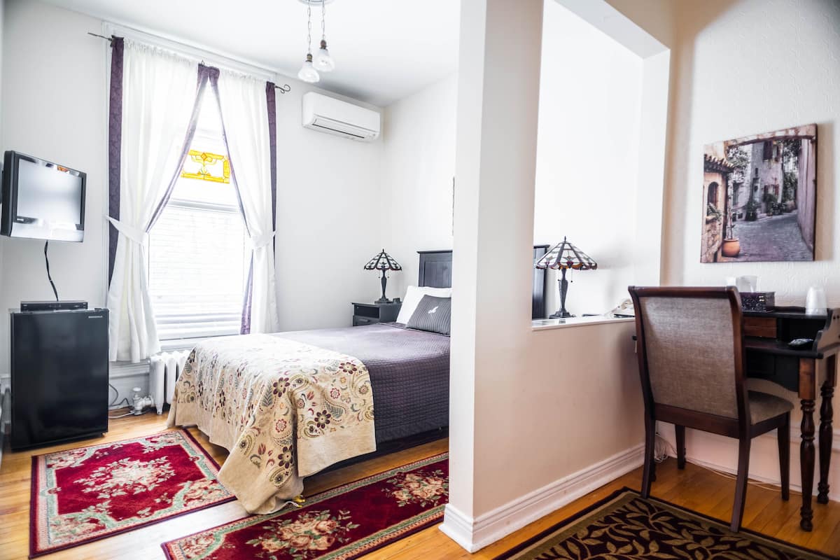 Room (14) | Peralatan tempat tidur premium, meja, seterika/papan seterika 