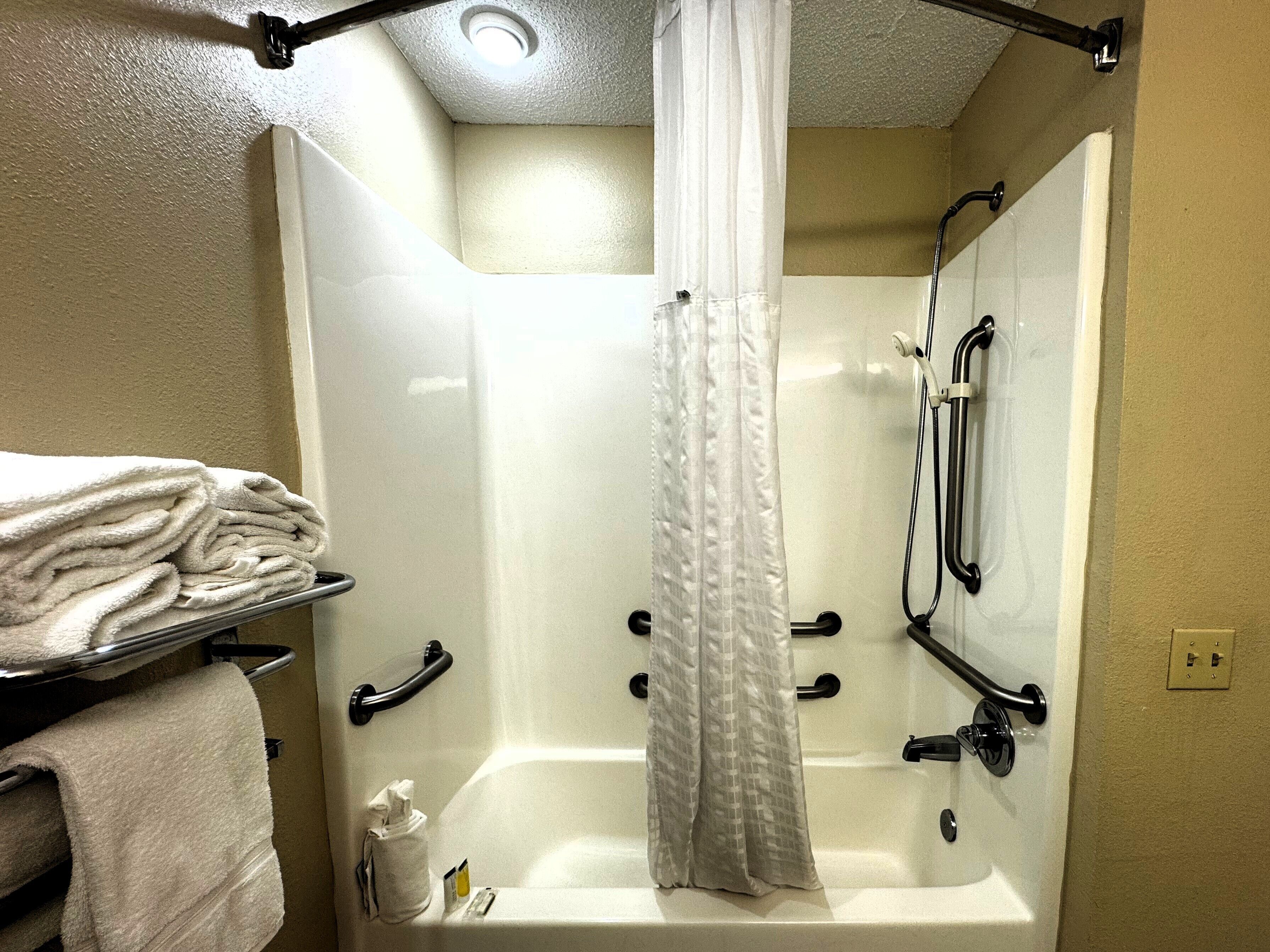 Combined shower/bathtub, free toiletries, hair dryer, towels