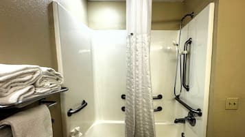 Combined shower/bathtub, free toiletries, hair dryer, towels