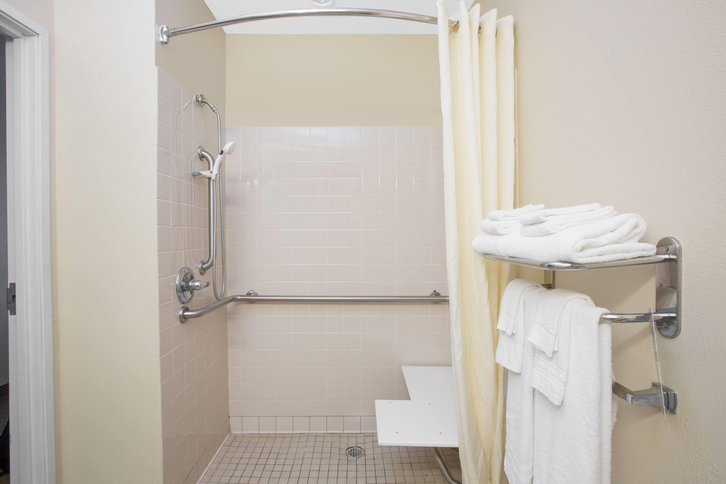 Ensemble douche/baignoire, articles de toilette gratuits, sèche-cheveux