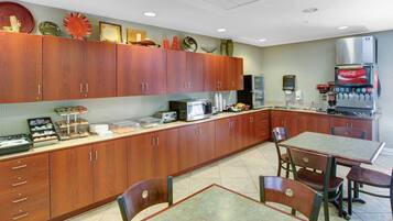 Café da manhã para viagem grátis todos os dias