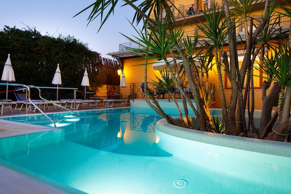 Bar en bord de piscine