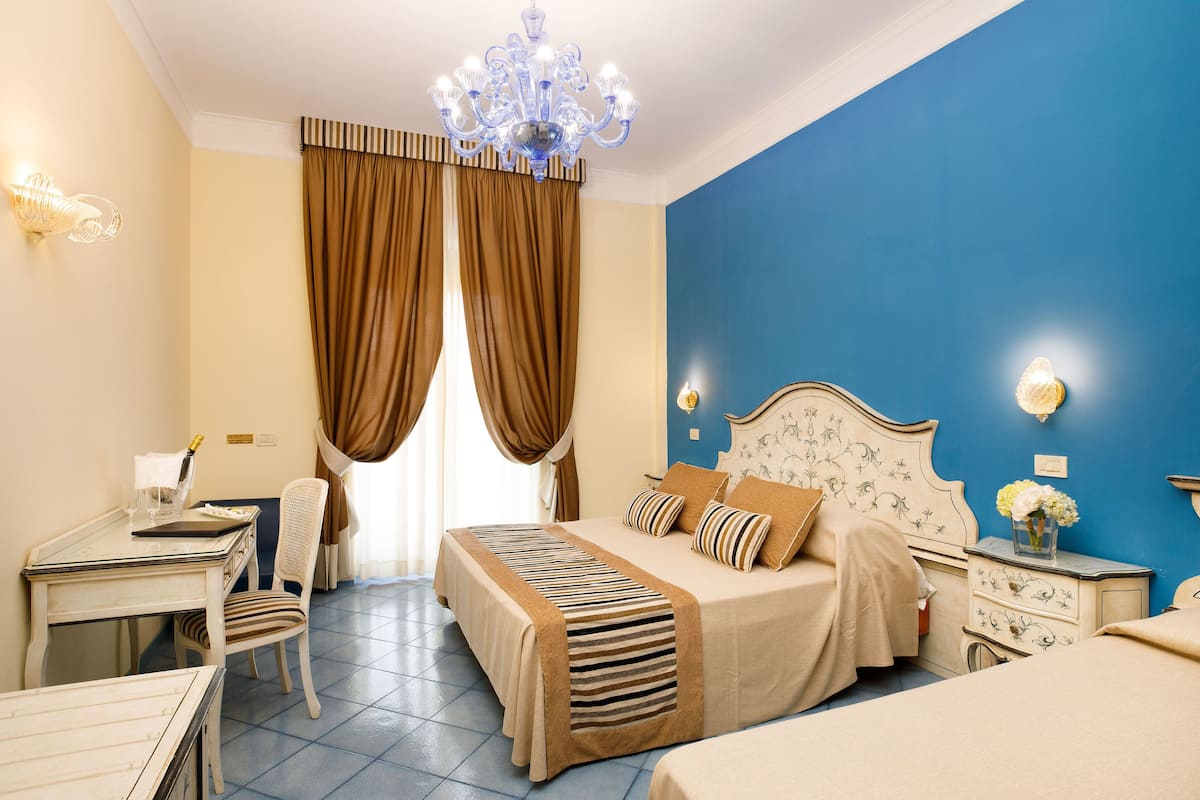 Habitación triple, balcón | Minibar, caja de seguridad en la habitación y escritorio 
