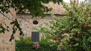 A rustic building with a stone facade, a tiled roof, and a small bell tower. - Hotel Residenza Torre di San Martino (Gazzola)