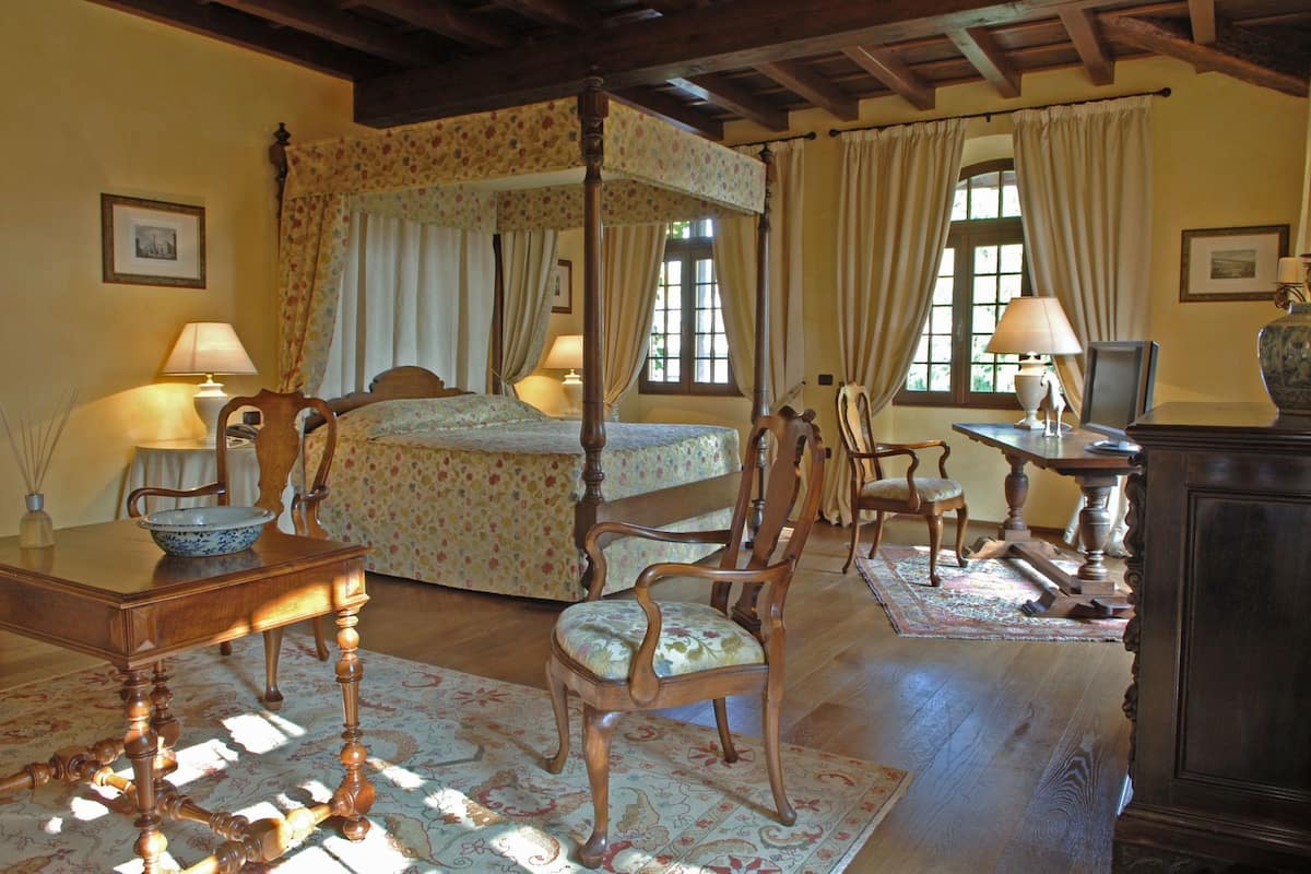 Minibar, brankas, meja kerja, dan tirai kedap cahaya