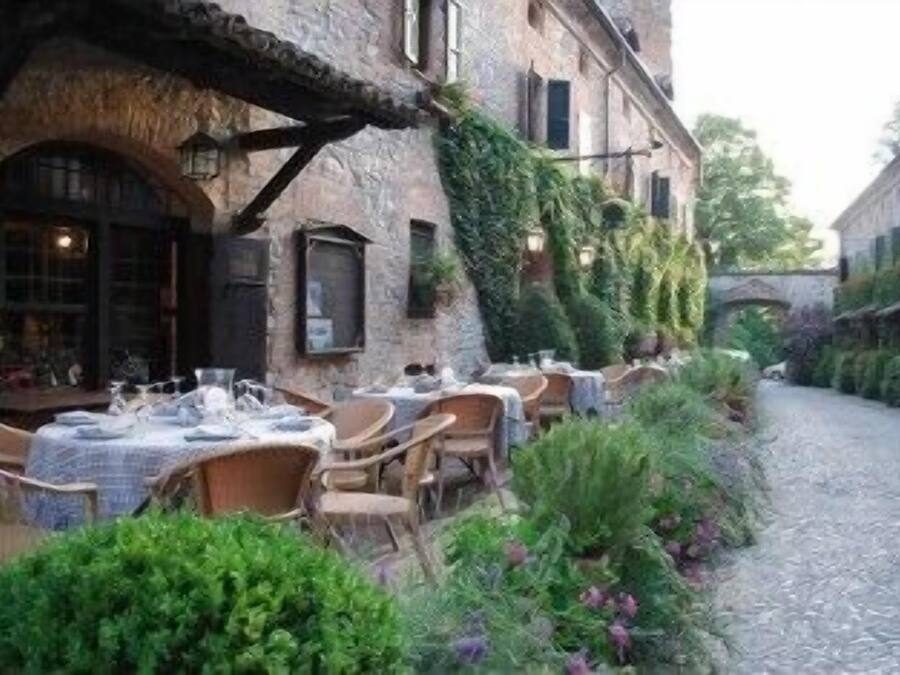 2 restaurantes; se sirve desayuno, almuerzo y cena; cocina local