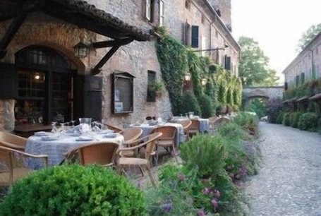 2 restaurants; breakfast, lunch and dinner served . Hotel Residenza Torre di San Martino