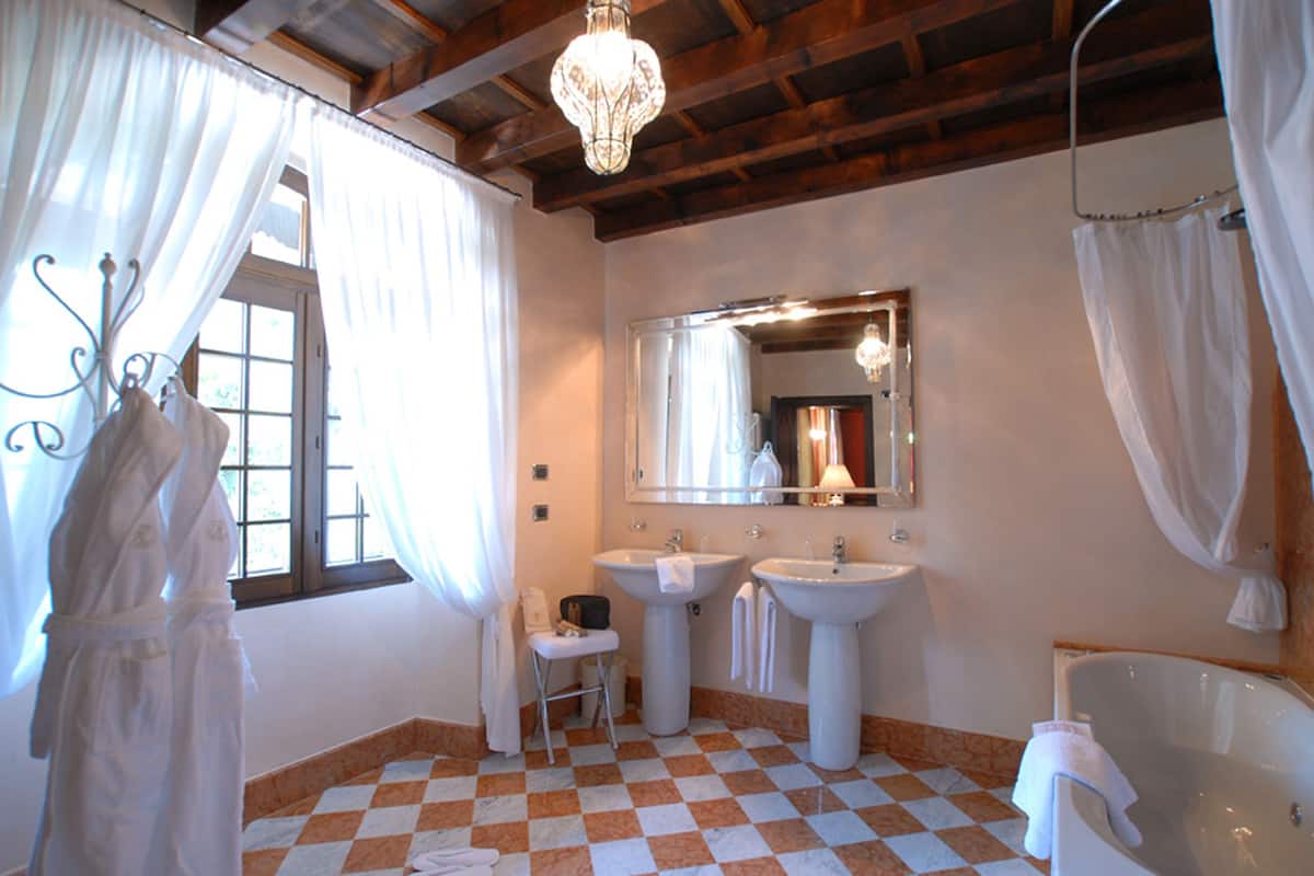 comfort double room | bathroom | free toiletries, hair dryer, bidet, towels