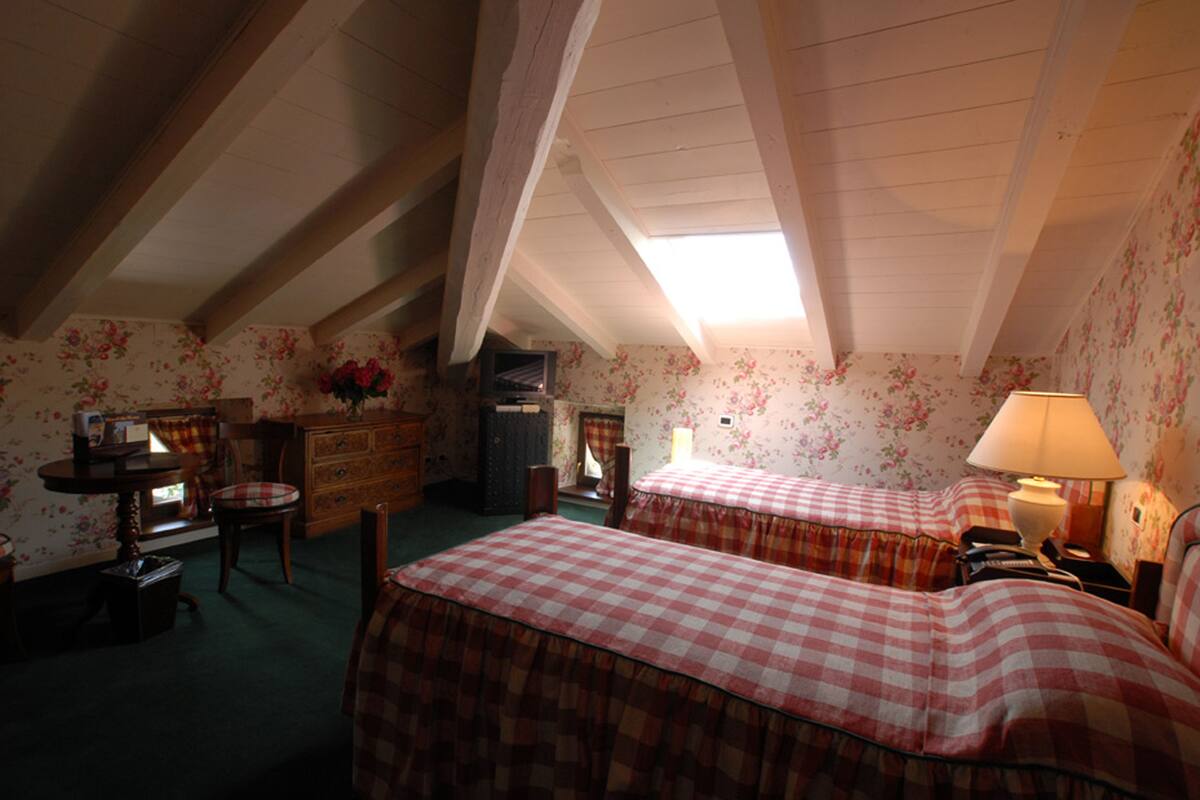 Kamar Double Standar (Attic) | Minibar, brankas, meja kerja, dan tirai kedap cahaya