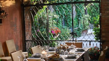 2 Restaurants, Frühstück, Mittagessen, Abendessen, lokale Küche
