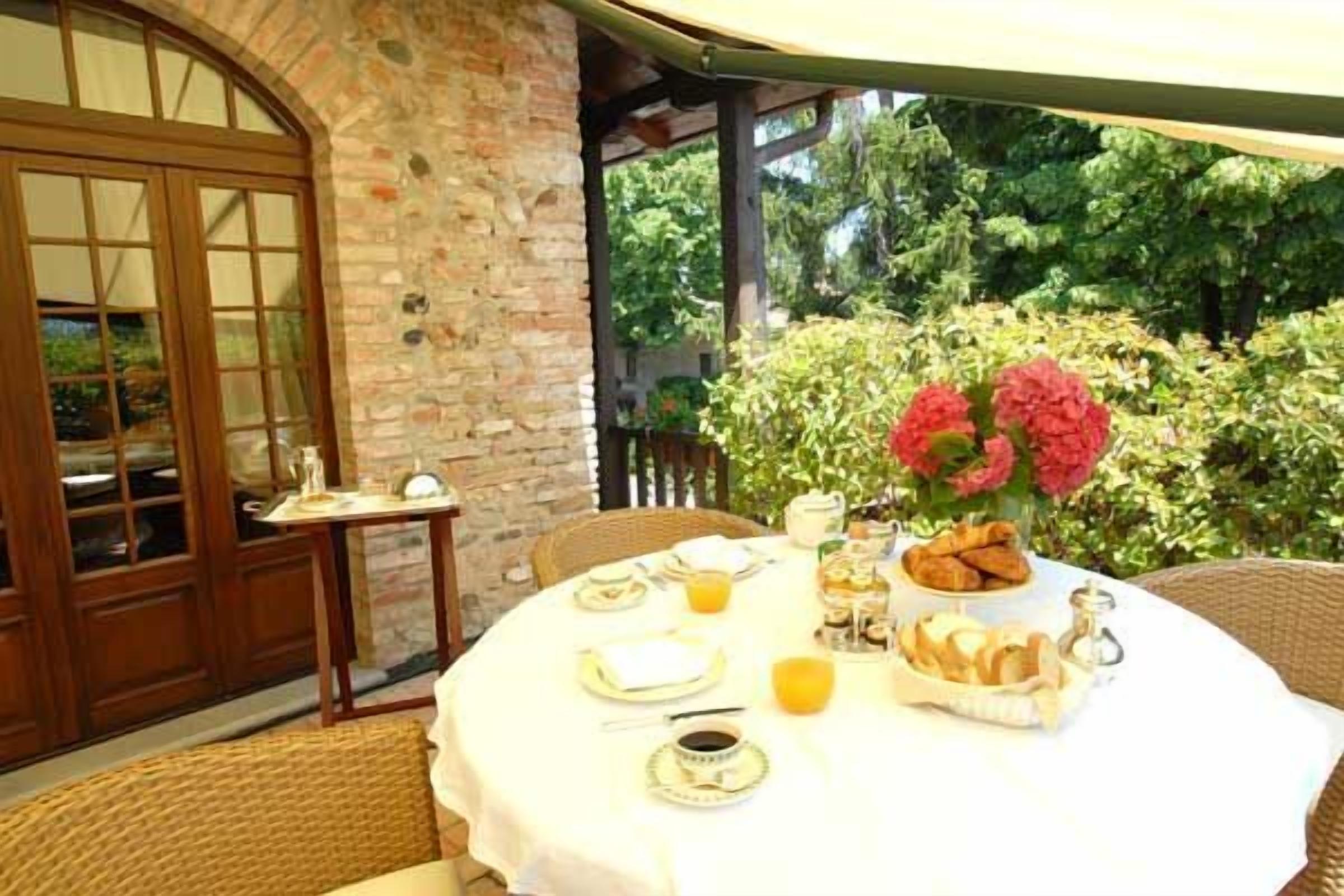 2 restaurants, breakfast, lunch, dinner served; local cuisine